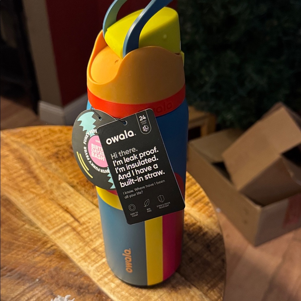 Colorful Shaker Bottle with Rainbow Design Owala - Picture 2 of 2